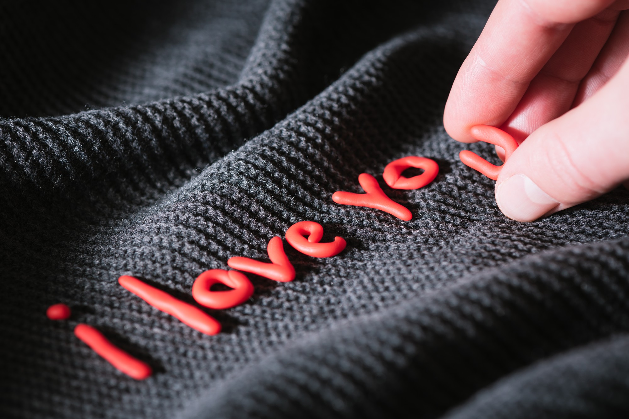detaliu monogramă pe cămașă